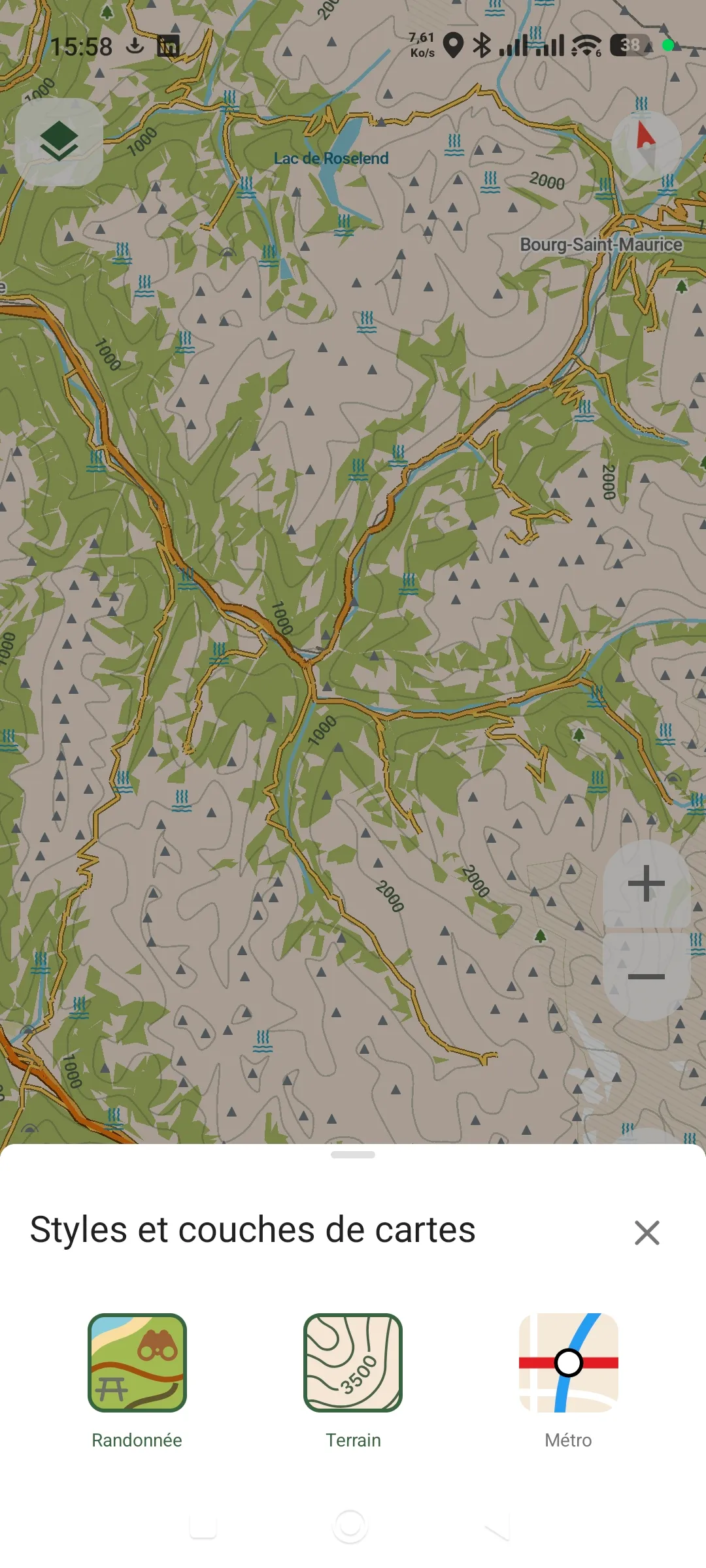 Sélecteur Styles et couches de cartes dans CoMaps avec trois modes : Randonnée, Terrain, Métro