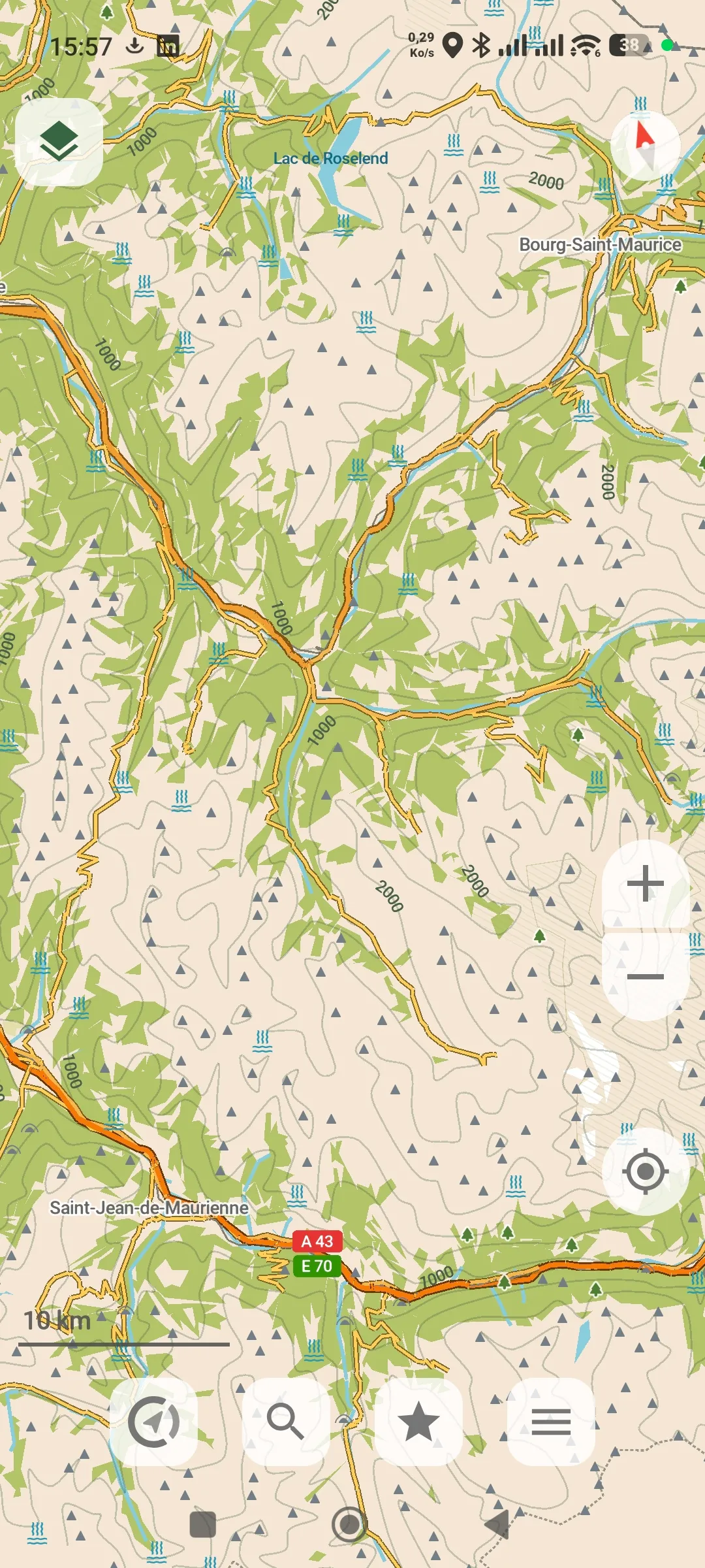 CoMaps en mode rando : vue topographique du secteur Lac de Roselend, sentiers en orange, courbes de niveau